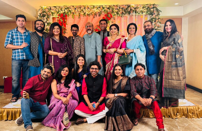 তবে, মাঘের এক সন্ধ‍্যায় এক ছাদের তলায় দেখা গেল পিয়া-অনুপমকে। হঠাৎ কী হল? বিয়ে সেরেছেন সঙ্গীত শিল্পী শতদল ও তনুজা নন্দী।