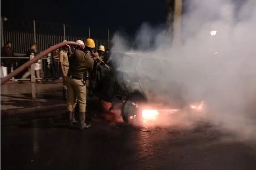 গাড়ির আরোহী এক মহিলা জানিয়েছেন, হাওড়া ব্রিজের উপরে উঠতেই গাড়ি থেকে ধোঁয়া বেরোতে দেখে গাড়ি থামিয়ে নেমে আসেন তাঁরা৷ এর কয়েক মুহূর্তের মধ্যেই গাড়িটিতে আগুন ধরে যায়৷ 