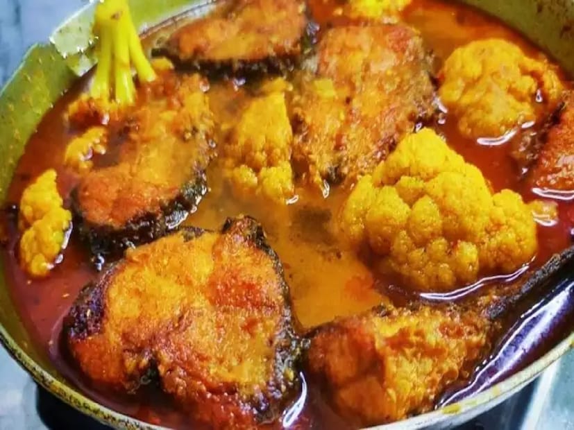 বিশেষ করে তৈলাক্ত মাছ যেমন-- ইলিশ, গুরজাওলি, আড়, ম্যাকারেল, ভেটকি, পমফ্রেট, বোয়াল, চিতল, পাকা রুই ও কাতলা ইত্যাদিতে থাকা ওমেগা থ্রি ফ্যাটি অ্যাসিড, প্রোটিন, আয়োডিন, ভিটামিন ডি, ফসফরাস-সহ নানা খনিজ আমাদের মস্তিষ্ককে উজ্জীবিত করার পাশাপাশি সামগ্রিক ভাবে সুস্থ থাকতে সাহায্য করে। তাই সারা সপ্তাহে ঘুরিয়ে ফিরিয়ে এ সব মাছ খেতে হবে।