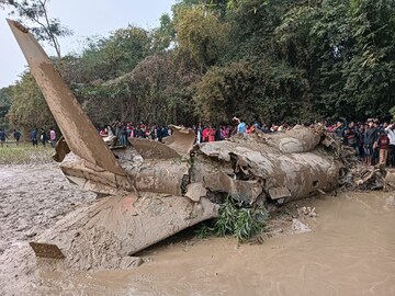 খড়্গপুরে ভেঙে পড়ল বায়ুসেনার যুদ্ধবিমান, ভিতরে ছিলেন দুই পাইলট! চলছে উদ্ধারকাজ