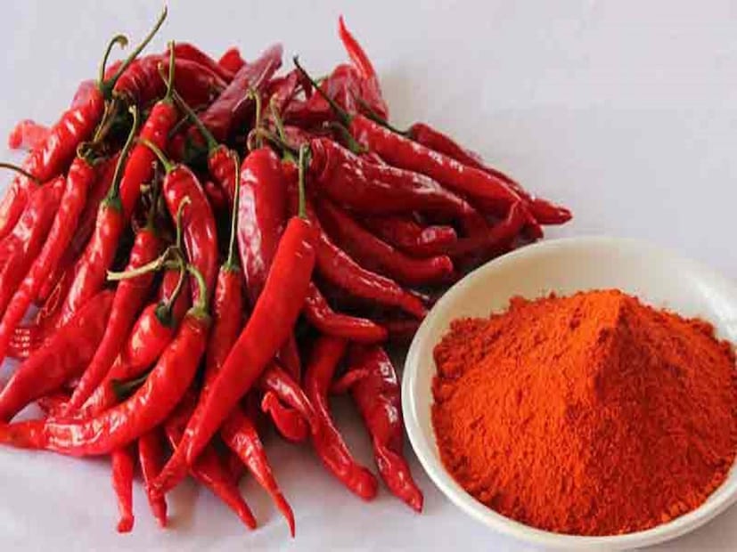 অনেক সময় লঙ্কার গুঁড়োর মধ্যে সাবান জাতীয় রাসায়নিক পদার্থও মেশানো হয়ে থাকে। সেটিও একইভাবে পরীক্ষায় ধরা পড়ে। উপরের মতোই প্রথমে গ্লাসে জল নিতে হবে। এর পর তাতে এক চামচ লঙ্কা গুঁড়ো মিশিয়ে দিন। নিচে থিতিয়ে পড়া অংশ তালুতে তুলে নিন। এবার ঘষে দেখুন। যদি সাবানের মতো ফেনা হয়, তবে ওতে ভেজাল রয়েছে। আর যদি ফেনা না হয়, তবে লঙ্কা গুঁড়ো খাঁটি। (Disclaimer: এই প্রতিবেদনটি কেবলমাত্র সাধারণ তথ্যের জন্য, তাই বিস্তারিত জানতে হলে সর্বদা বিশেষজ্ঞের পরামর্শ নিন।)