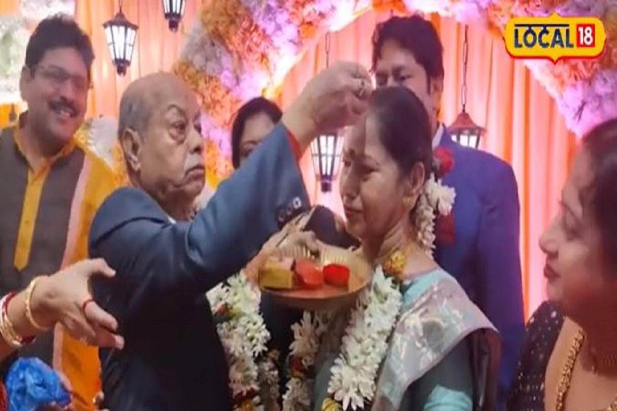 এই বয়সেও দারুণ চাঙ্গা! বিয়ের ৫০ বছর পেরিয়ে আরও কাছাকাছি দম্পতি