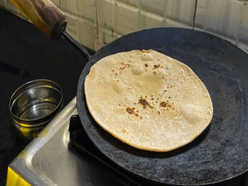 এছাড়া চাটু পরিষ্কার করতে আপনি লেবুর রস ও ভিনিগার ব্যবহার করতে পারেন। প্রথমে চাটু গরম করে নিন। এবার এতে লেবুর রস ও সাদা ভিনিগার দিয়ে দিন। এতে অল্প নুনও দিতে পারেন। 