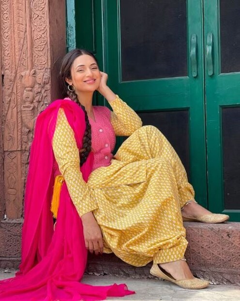 এখন এই নায়িকা এপিসোড প্রতি ১ থেকে ১.৫ লক্ষ টাকা পান। দিব্যাঙ্কা শুধু সিরিয়ালেই নয়, টিভি শো এবং সিনেমাতেও অভিনয় করছেন। ওটিটি-তেও তাঁর উপস্থিতি নজর কেড়েছেন৷ 