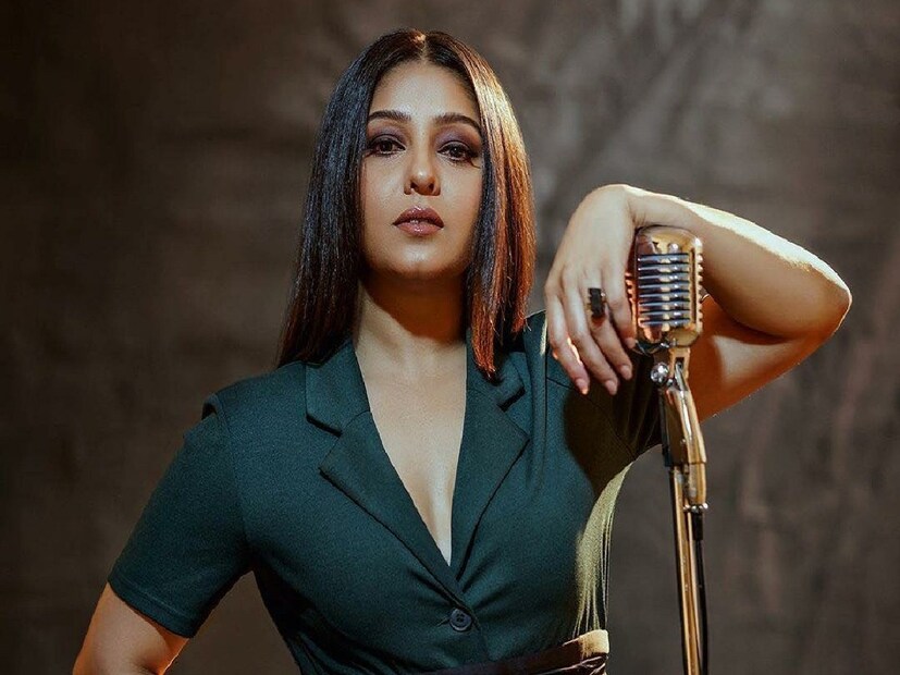 ২০০৩ সালে ববির সঙ্গে বিবাহবিচ্ছেদ হয় সুনিধির। প্রথম বিয়েকে নিজের জীবনের ‘বড় ভুল’ হিসাবে দেখেন গায়িকা। এক পুরনো সাক্ষাৎকারে এমনটাই দাবি করেছিলেন সুনিধি। সুনিধি বলেন, ‘‘আমি জীবনে অনেক ভুল করেছি। কিন্তু আমি সেই ভুলগুলির প্রতি কৃতজ্ঞ। এত কম বয়সে আমার উপর এত ঝড় বয়ে গিয়েছে সেই জন্য কিন্তু ভগবানকে আমি প্রতি মুহূর্তে ধন্যবাদ জানাই।’’