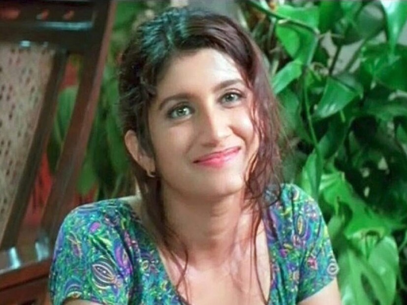 সেই স্মাইলি সুরি এখন কোথায়? একচল্লিশ বছরের নায়িকা এখন সর্বস্ব ছেড়ে কী করেন? বলিউডের পর্দায় তো এখন তাঁকে আর দেখা যায় না। বলিউডের হাজারো নায়িকার ভিড়ে আজ যিনি বিস্মৃতপ্রায়।