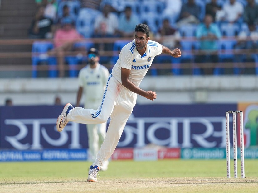 ভারত বনাম ইংল্যান্ড তৃতীয় টেস্ট চলাকালীনই নিজের নাম তুলে নিলেন রবিচন্দ্রন অশ্বিন৷ অশ্বিনের পরিবারে হঠাৎ কোনও মেডিকেল ইমার্জেন্সির কারণে রাজকোটে ইংল্যান্ড বনাম ভারত টেস্টে আর খেলতে দেখা যাবে না তাঁকে৷ Photo- AP 