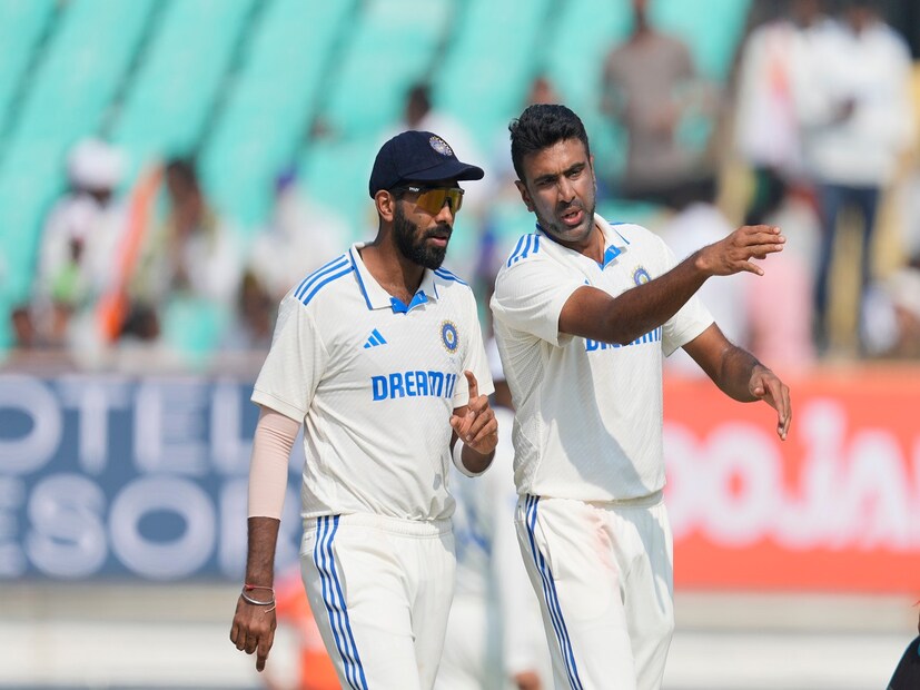 তাই ভারত বনাম ইংল্যান্ড টেস্টে তৃতীয় দিন থেকে ভারতীয় দল কার্যত দশজনে খেলবে৷ তবে দ্বাদশ ব্যক্তি ব্যাট বা বল না করতে পারলেও সে ফিল্ডিং করতে মাঠে নামতে পারে৷ Photo- AP 