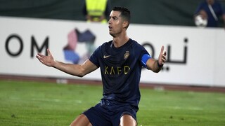 ক্রিশ্চিয়ানো রোনাল্ডো মাঠে করলেন অশ্লীল ইঙ্গিত Photo- AP ক্রিশ্চিয়ানো রোনাল্ডো মাঠে করলেন অশ্লীল ইঙ্গিত Photo- AP