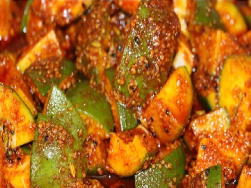 *এই সময়টায় তাঁরা গোলগাপ্পা বা ফুচকা কিংবা চাট একেবারেই এড়িয়ে চলেন। সমাজে এই রীতি এখনও প্রচলিত রয়েছে। কিন্তু এটা কি শরীরের জন্য ক্ষতিকর? ডা. সাবরিনা বলেন যে, আসলে টক খাবার খেলে শরীরের কোনও ক্ষতিই হয় না। এটা একটা প্রচলিত ধারণা বা মিথ মাত্র! সংগৃহীত ছবি। 