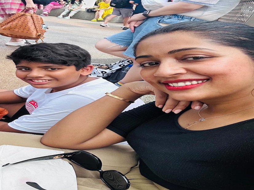 তাঁর ছেলে নাচবে বলে চমক হিসেবে রেখেছিলেন নভ্যা। এখনও পর্যন্ত নভ্যা কেবল এই তথ্য পোস্ট করেছিলেন যে সাই কৃষ্ণ পড়াশোনা এবং খেলাধুলায় ভাল, যেমনটি সবাই জানেন।