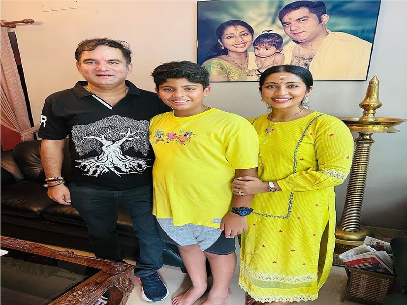 অভিনেত্রী নভ্যা নায়ার একটি ইনস্টাগ্রাম গল্পের আকারে তারঁ ছেলের  স্কুল ইউনিফর্ম পরা একটি ছবি পোস্ট করেছেন। সেখানেই তাঁর ছেলের ফার্স্ট হওয়ার সুখবর দিয়েছেন৷