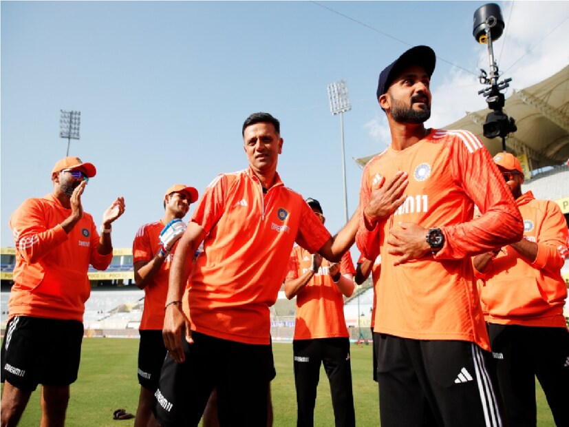 আকাশ দীপের ক্রিকেট কেরিয়ার কিছু বছর আগে ফুলস্টপ পড়ে গিয়েছিল৷ কিন্তু আজ যখন জাতীয় দলের ক্যাপ রাহুল দ্রাবিড়ের হাত নিচ্ছিলেন তখন বোঝা যায় আসলে মনের ইচ্ছা থাকলে শত বাধা পেরিয়েও ফের সেরা মঞ্চের লড়াইতে নিজেকে টিকিয়ে রাখতে পেরেছেন৷ Photo Courtesy- BCCI/X Account 