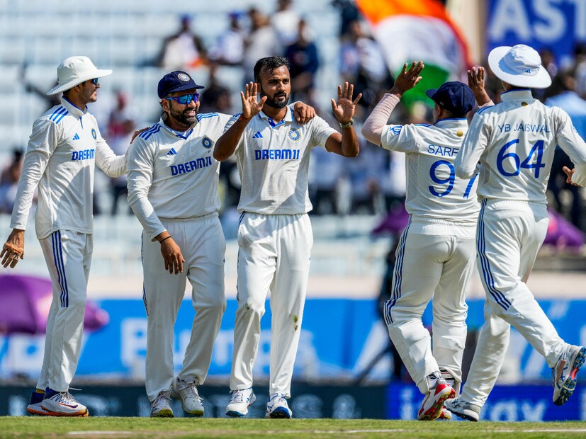কথায় আছে ধৈর্যের ফল খুব মিষ্টি হয়,প্রথম ৩ ওভার উইকেট না পেলেও চতুর্থ ওভারে বোল্ড করেন ক্রলীকে, দুর্ভাগ্যজনক ভাবে নো বল হয় সেটি। ভেঙে না পরে, পরিশ্রম চালিয়ে যান, কয়েক ওভারের মধ্যেই ইংল্যান্ডের টপ ৩ কে পাঠিয়ে দেন প্যাভিলিয়নে, জ্যাক ক্রলি, বেন ডাকেট ও অলি পোপ। ম্যাচ শুরুর প্রথম ঘণ্টাতেই এত কিছু।