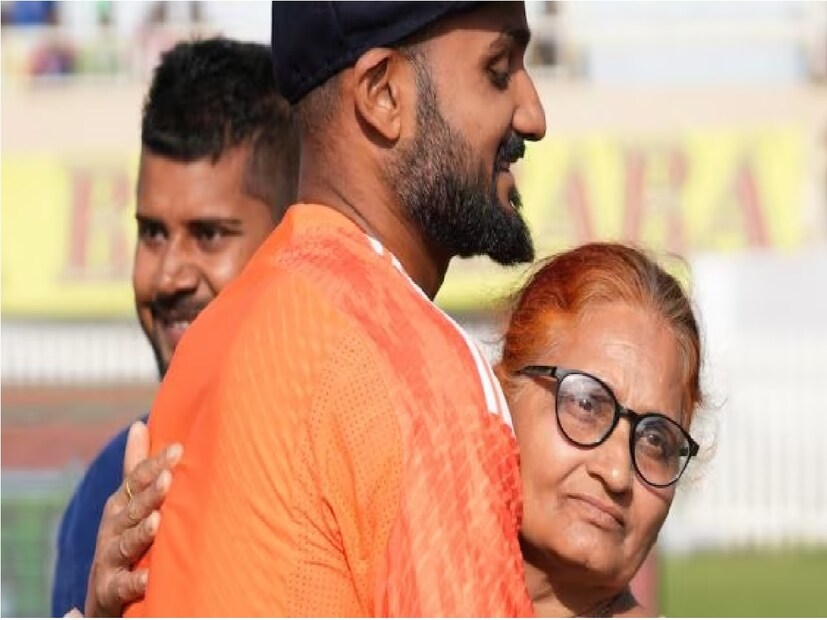 সাসারাম বিহারের আকাশ দীপ দারুণ প্রতিভাশালী৷ কিন্তু  তাঁর বাবা চাননি ছেলে ক্রিকেটটা খেলুক৷ বাবার কথা না শুনে দুর্গাপুরে নিজের ক্রিকেট খেলার স্বপ্ন নিয়ে চলে আসেন আকাশ দীপ৷ এখানে কাকার সাহায্যে কাজ খুঁজে নিজেকে দাঁড় করানোর চেষ্টার শুরু করেন৷ Photo Courtesy- BCCI/ X Account 