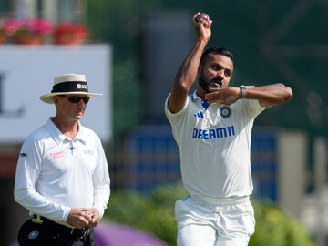 অভিষেক টেস্টে আগুন ঝরালেন আকাশ দীপ, ব্রিটিশ টপ অর্ডারকে ধসিয়ে দিলেন বাংলার পেসার অভিষেক টেস্টে আগুন ঝরালেন আকাশ দীপ, ব্রিটিশ টপ অর্ডারকে ধসিয়ে দিলেন বাংলার পেসার