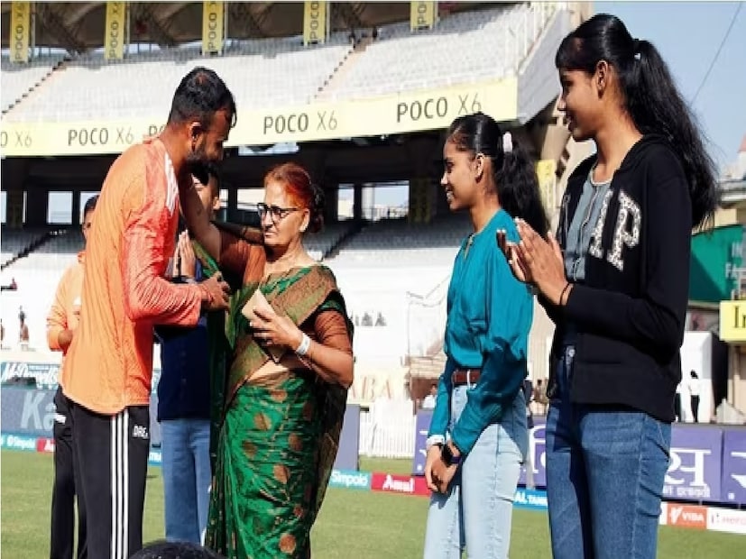 বাংলার ক্রিকেটার এদিন যখন ক্যাপ নেন তখন তাঁর মা সেখানেই ছিলেন৷ রাহুল দ্রাবিড়ের হাত থেকে ক্যাপ নেওয়ার পর আবেগপ্রবণ হয়ে পড়েন, তিনি বাউন্ডারির ধারে গিয়ে মায়ের পায়ে হাত দিয়ে প্রণাম করেন৷