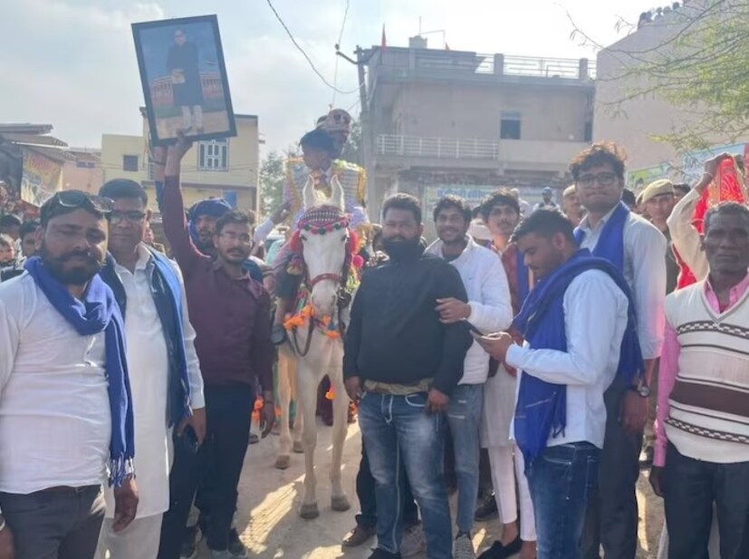 আসলে ঘোড়ায় চেপে বিয়ে করতে যাওয়ার বিষয়ে গ্রাম থেকে ছাড়পত্র পাচ্ছিলেন না রাহুল কুমার। আর সেই অভিযোগই তিনি জানিয়েছিলেন জেলা প্রশাসন এবং মহকুমা প্রশাসনের কাছে। এরপরেই নড়েচড়ে বসে প্রশাসন। একেবারে কড়া পুলিশি নিরাপত্তার ঘেরাটোপে রাহুলকে গ্রাম থেকে বার করা হয়।
