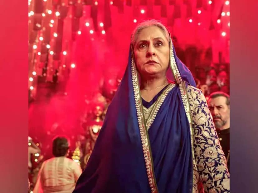 সম্প্রতি, করণ জোহর পরিচালিত ‘রকি অউর রানি কি প্রেম কাহানি’ বহুবছর পর ফের একসঙ্গে কাজ করেছেন জয়া৷ ধর্মেন্দ্রকে ভীষণই পছন্দ করতেন জয়া, একথা তিনি নিজেই একবার এক সাক্ষাৎকারে জানিয়েছিলেন৷ 