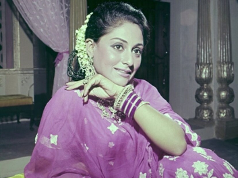 ১৯৭১ সালে মুক্তি পাওয়া 'গুড্ডি' ছবিতেও ধর্মেন্দ্রর সঙ্গে কাজ করেছিলেন জয়া বচ্চন। এই দুই অভিনেতা ছাড়াও ছবিতে দেখা গিয়েছিল অমিতাভ বচ্চন, রাজেশ খান্না, সুমিতা সান্যাল এবং প্রাণের মতো তারকাদের।