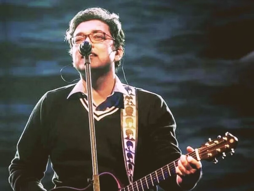 নতুন খবরের খুঁটি বাঁধা আছে গত নভেম্বরের সেই বিয়ের খবরেই। এবার জানা গেল, অনুপম রায় বিয়ের পিঁড়িতে বসতে চলেছেন। ফের জীবনের নতুন অধ্যায় শুরু করতে চলেছেন গায়ক।