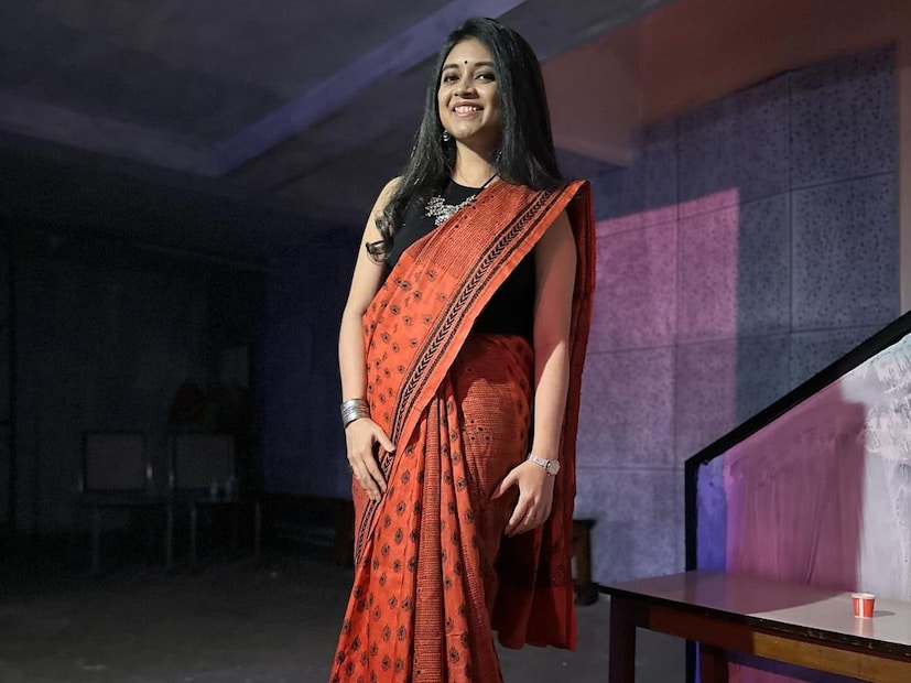 তবে, কবে থেকে তাঁদের সম্পর্কের শুরু সেই নিয়ে মুখ খুললেন অনুপম রায়ের হবু স্ত্রী। তাঁর কথায়, ‘২০১১ সাল থেকে চিনি একে অপরকে। এক সঙ্গে একটি গান গেয়েছিলাম সেই সূত্রেই আলাপ। একেবারে কলিগ হিসেবে দু’জনের শুরু।’