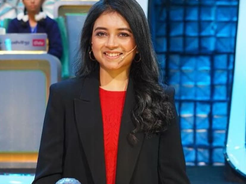 প্রশ্মিতা জানালেন, ‘‘আমরা ছবি দেব, তখনই জানুক সকলে। রংটা রহস্যই থাক।’’ সাড়ে ৭টার দিকে বিয়ে সারার কথা ছিল তাঁদের। প্রশ্মিতার কথায় জানা গেল, তাঁদের বিয়ের মেন্যুতে সবটাই বাঙালি খাবারের পদ রয়েছে। মাছে, ভাতে, মাংসে, মন ভরে পেটপুজো করবেন অতিথিরা।