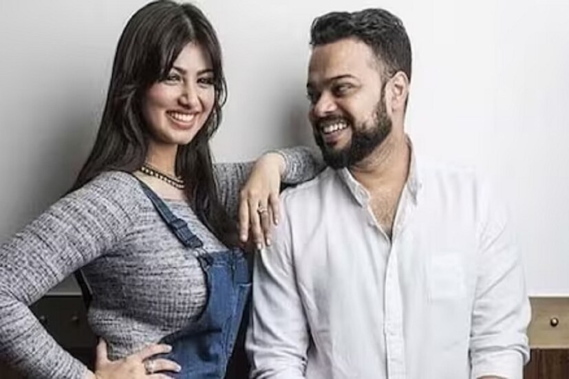 ২০০৯ সালে বিবাহবন্ধনে আবদ্ধ হয়েছিলেন আয়েষা। বিয়ের পরে ছবিতে কাজ করা বন্ধ করে দেন। আয়েষার স্বামী ফারহান একজন ব্যবসায়ী। হোটেল এবং রেস্তোরাঁর বিশাল ব্যবসা তাঁর। এর পাশাপাশি রাজনীতিতেও ফারহানের যথেষ্ট আগ্রহ রয়েছে। ওই দম্পতির এক পুত্রসন্তানও রয়েছে। 