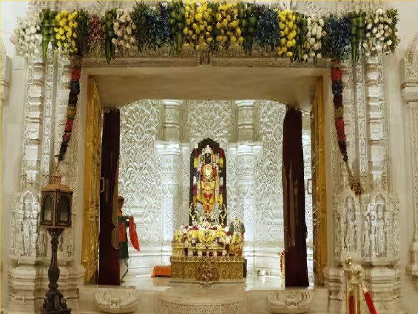 *বসন্ত পঞ্চমীর পরে গ্রীষ্মের ঋতুর শুরু বলে মনে করা হয়। এই পরিবর্তনশীল ঋতুতে যাতে রামলালার যাতে কোনও কোনও সমস্যা না হয়, সেই জন্য ভগবানকেও ভারী গহনার বদলে হালকা গয়না পরানো হয়েছে।