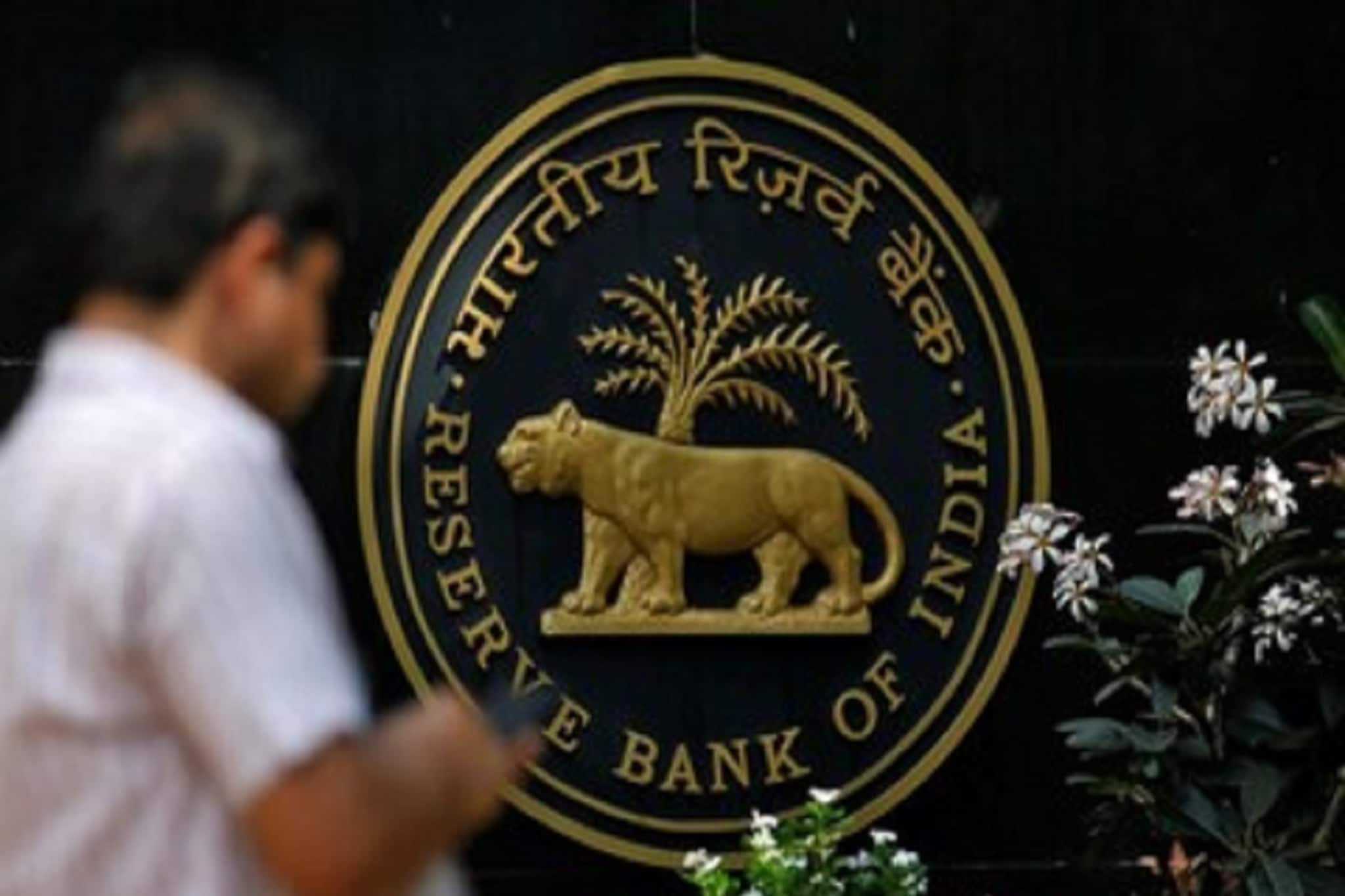 Paytm-র পর আরও চার ব্যাঙ্কের বিরুদ্ধে কড়া অ্যাকশন RBI-এর, গ্রাহকদের কী হবে?