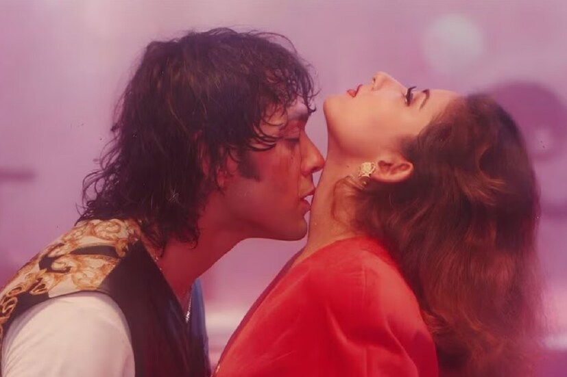 ববি বলেছিলেন, সেদিন মণীষা কৈরালার সঙ্গে একটি রোম্যান্টিক দৃশ্যের শ্যুট হওয়ার কথা। ববির সঙ্গে তাঁর রসায়ন ভালই, তবে বন্ধুত্ব ছিল না। ‘বেচয়নিয়া’ গানের একটি শটে মণীষার মুখের কাছে নিজের মুখ নিয়ে যেতে হবে ববিকে। আর তা করতে গিয়েই বিপত্তি। মণীষার মুখ থেকে ভয়ঙ্কর গন্ধ। আসলে শ্যুটিংয়ের ঠিক আগেই কাঁচা পেঁয়াজ দিয়ে ছোলার চাট খেয়েছিলেন মনীষা। সেই কাঁচা পেঁয়াজের গন্ধই আসছিল অভিনেত্রীর মুখ থেকে।