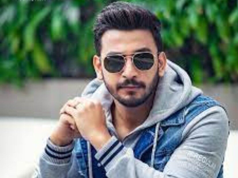 গল্পের হিরো রবিন একটা ক্যাফে চালায় যার নাম 'রবিনস কিচেন'। ছোটবেলা থেকেই তার শক ছিল মায়ের হাতে খাওয়া একটা স্পেশাল চিকেন ডিশ তৈরি করে সকলকে খাওয়াবে। এই স্পেশাল ডিশটি হল 'চিজি তন্দুরী চিকেন'। 