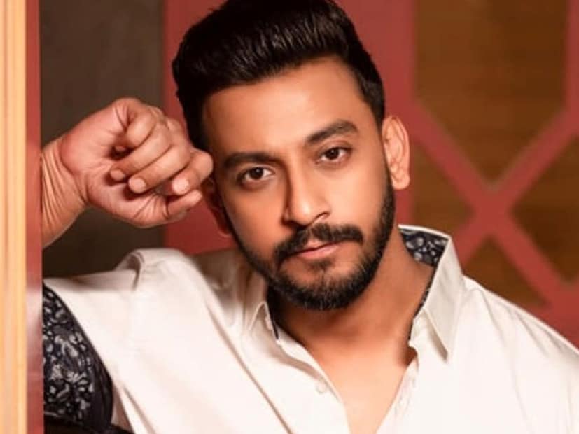 সেইমত ক্যাফেতে সেই স্পেশাল ডিশটি তৈরি করে সে জনপ্রিয়ও হয়ে ওঠে। কিন্তু পাড়ার লোকাল নেতা তার উন্নতিতে তাকে বাধা দেয়। এরই মধ্যে ব্যবসার কাজে রবিনকে চলে যেতে হয় রাজ্যের বাইরে।