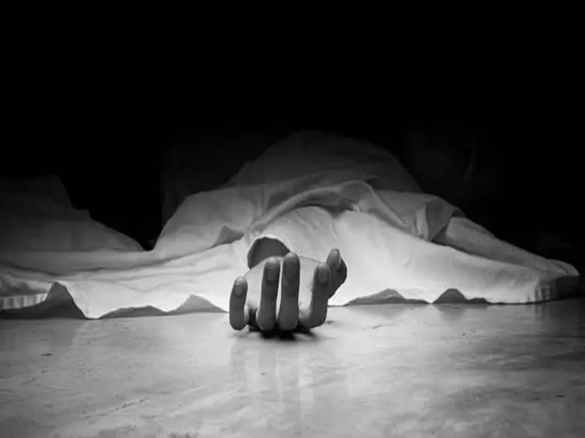 জানা গিয়েছে মৃত ব্যক্তির নাম বাবুলা দিগাল। বউ এবং ছেলেকে নিয়ে বাইকে করে রামপুর যাওয়ার সময়ে লোহার রড বোঝাই একটি লরির ধাক্কায় ১৩ই অক্টোবর আহত হন তিনি। প্রতীকী ছবি।