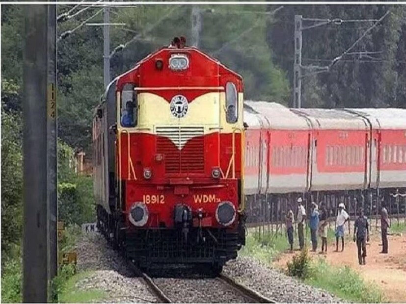 মিডল বার্থে যদি কোনও যাত্রী শুয়ে থাকেন তাহলে কোনওভাবেই নীচের সিটে অন্য যাত্রীরা বসতে পারবেন না৷ সেই কারণেই এই নিয়ম৷ 