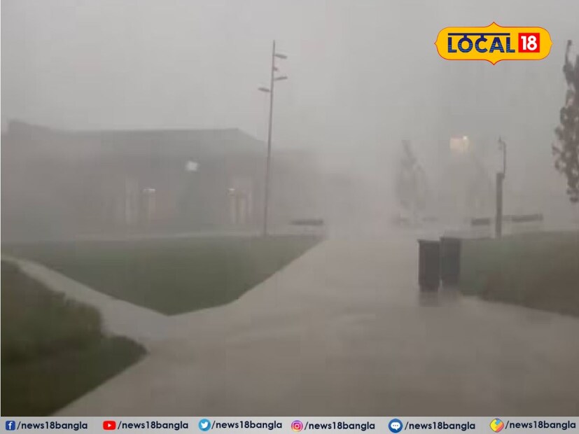 : দক্ষিণের জেলাগুলিতে শুরু হয়েছে ঝড় বৃষ্টির তাণ্ডব। কলকাতা-সহ গোটা দক্ষিণবঙ্গেই হুড়মুড়িয়ে বাড়বে তাপমাত্রা। আগামী এক থেকে দুদিনের মধ্যে দক্ষিণবঙ্গে ৪ থেকে ৫ ডিগ্রি পর্যন্ত তাপমাত্রা বৃদ্ধি পেতে পারে। দক্ষিণবঙ্গের সব জেলায় বজ্রবিদ্যুৎ-সহ বৃষ্টি হতে পারে। বৃষ্টির সম্ভাবনা রয়েছে পুরুলিয়া , বাঁকুড়া , পূর্ব বর্ধমান , পশ্চিম বর্ধমান , নদিয়া , মুর্শিদাবাদ বীরভূম , উত্তর ২৪ পরগনা , দক্ষিণ ২৪ পরগনা সহ একাধিক জেলায়। বজ্র-বিদ্যুৎ-সহ হালকা থেকে মাঝারি বৃষ্টি হবে এই জেলাগুলিতে।