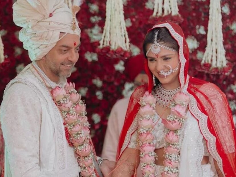 কারণ হিসেবে সম্প্রতি দলজিৎ প্রকাশ্যে অভিযোগ তোলেন। স্বামী নিখিল নাকি বিবাহবহির্ভূত সম্পর্কে জড়িত ছিলেন বলেই এরকম সিদ্ধান্ত নিকতে বাধ্য হয়েছেন নায়িকা। এরপর নিখিল তাঁদের বিচ্ছেদ সম্পর্কে সোশ্যাল মিডিয়ায় তাঁর বক্তব্য দেন।