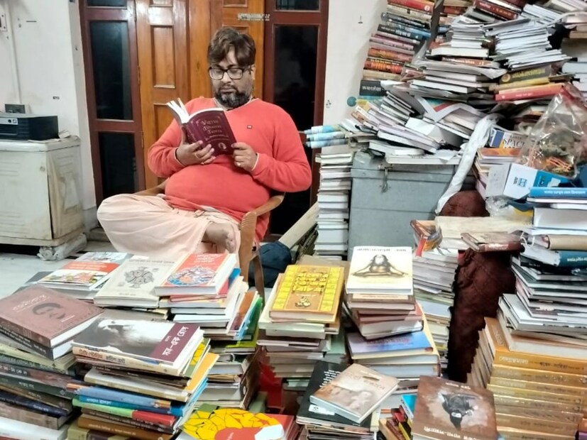 তাঁর বাড়ি যেন আস্ত একটা বইয়ের বাগান। বই সংগ্রহ করা তাঁর নেশায় পরিণত হয়েছে। তবে কেবল বই সংগ্রহ ও বই পড়া নয়, সেই বই দিয়ে বাড়িতেই বানিয়েছেন একটি লাইব্রেরী। (ছবি-রঞ্জিত সরকার)