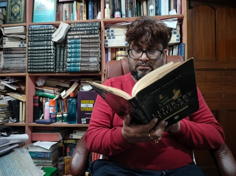 ভাবতেই পারেন এমন তো অনেকেই আছেন যারা সারা বছর টাকা জমিয়ে বই কেনেন তাহলে দেবব্রত চট্টোপাধ্যায় কেন শিরোনামে? কারণ পেশায় শিক্ষক দেবব্রত চট্টোপাধ্যায় যে মূল্য বই কিনেছে তা শুনলে অনেকেই চোখ কপালে উঠবে। (ছবি-রঞ্জিত সরকার)
