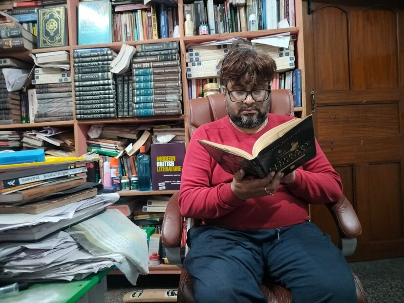 এলাকার ছাত্র-ছাত্রী থেকে গবেষক সকলেই ভিড় জমান তাঁর লাইব্রেরীতে। তিনি একেবারে বিনামূল্যে সকলে পড়তে দেন এই বইগুলি। (ছবি-রঞ্জিত সরকার)