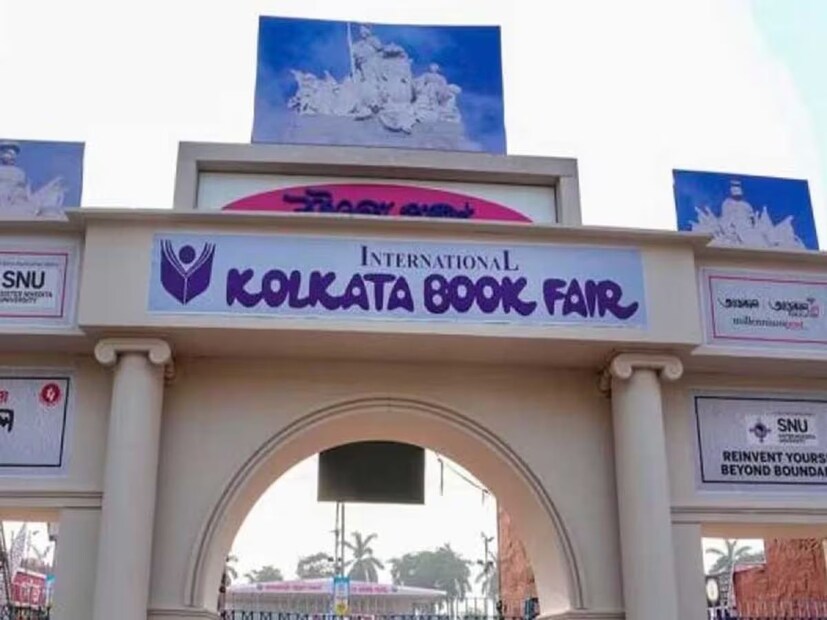 বইপ্রেমীদের স্বর্গ হল কলকাতা আন্তর্জাতিক বইমেলা৷ এই কয়েকটা দিনের জন্য বইপোকারা সারা বছর অপেক্ষা করে থাকেন। টাকা জমিয়ে অনেকেই বই মেলা থেকে বই কেনেন। তেমনি একজন মানুষ হলেন চাকদহের শিক্ষক দেবব্রত চট্টোপাধ্যায় ৷ (ছবি-রঞ্জিত সরকার)