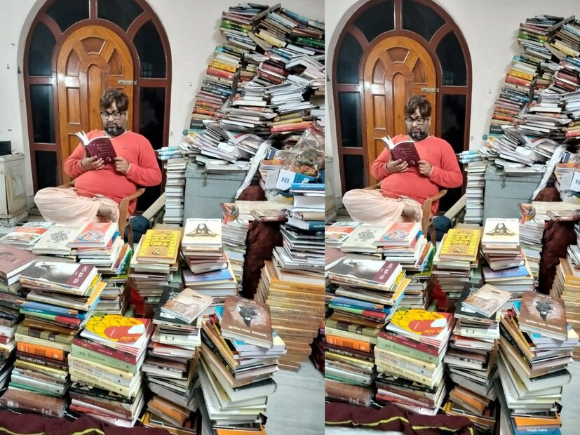ইংরেজি বিভাগের শিক্ষক হলেও রাজনীতি-কবিতা-দর্শন-সাহিত্য সব ধরনের বই আছে তাঁর সংগ্রহে। নানা ধরনের বই পড়তে ভালবাসেন তিনি। (ছবি-রঞ্জিত সরকার)