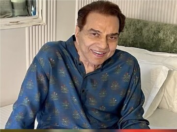 ৮৮ বছরে আবার বিয়ে ধর্মেন্দ্রর? পা পর্যন্ত লম্বা মালা গলায় বর্ষীয়ান অভিনেতার ছবি!