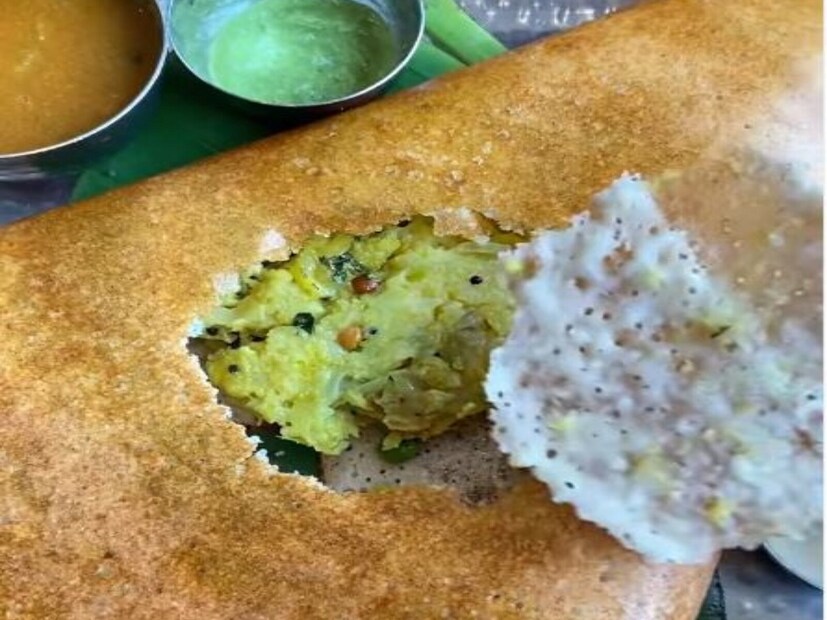 এবার একটি নন-স্টিক পাত্রে রুটির তাওয়া হলেও হবে,তেল ব্রাশ করে হাল্কা আঁচে গরম করতে হবে।এরপর তাওয়াতে এক হাতা ধোসা তৈরির মিশ্রণ ঢেলে দিতে হবে।