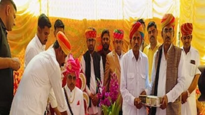 মাত্র ১ টাকা পণ ! মেয়ের বিয়ে দিতে গিয়ে কেঁদে ফেললেন গরিব বাবা, দেশবাসীরও চোখ ছলছল মাত্র ১ টাকা পণ ! মেয়ের বিয়ে দিতে গিয়ে কেঁদে ফেললেন গরিব বাবা, দেশবাসীরও চোখ ছলছল