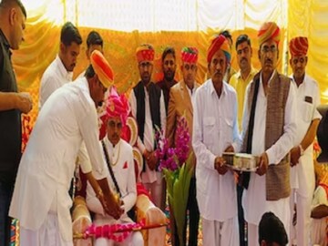 মাত্র ১ টাকা পণ ! মেয়ের বিয়ে দিতে গিয়ে কেঁদে ফেললেন গরিব বাবা, দেশবাসীরও চোখ ছলছল