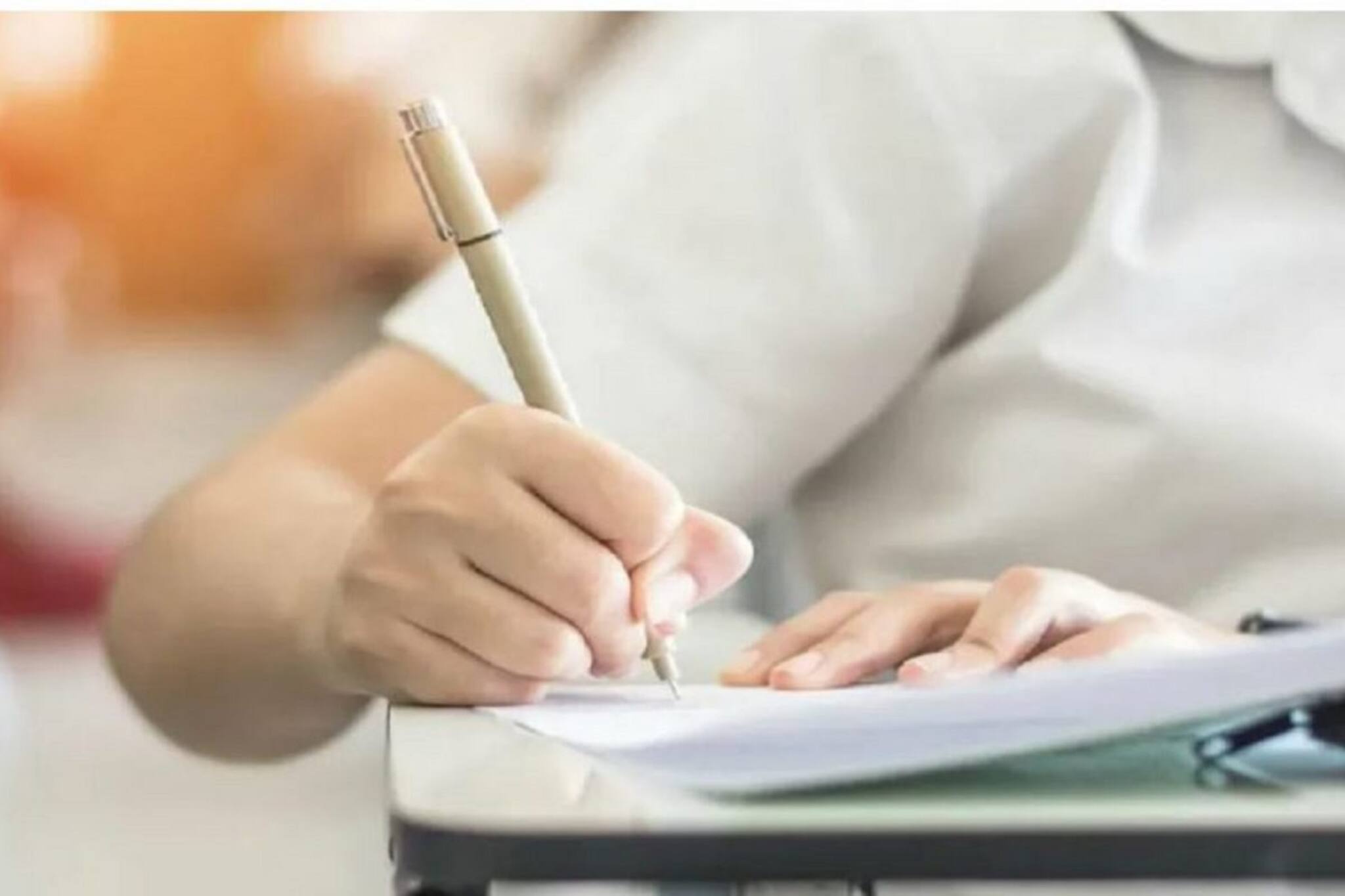 আবারও পরীক্ষা বাতিল! মোবাইল নিয়ে পরীক্ষা কেন্দ্রে ঢোকায় 'বড়' শাস্তি সংসদের