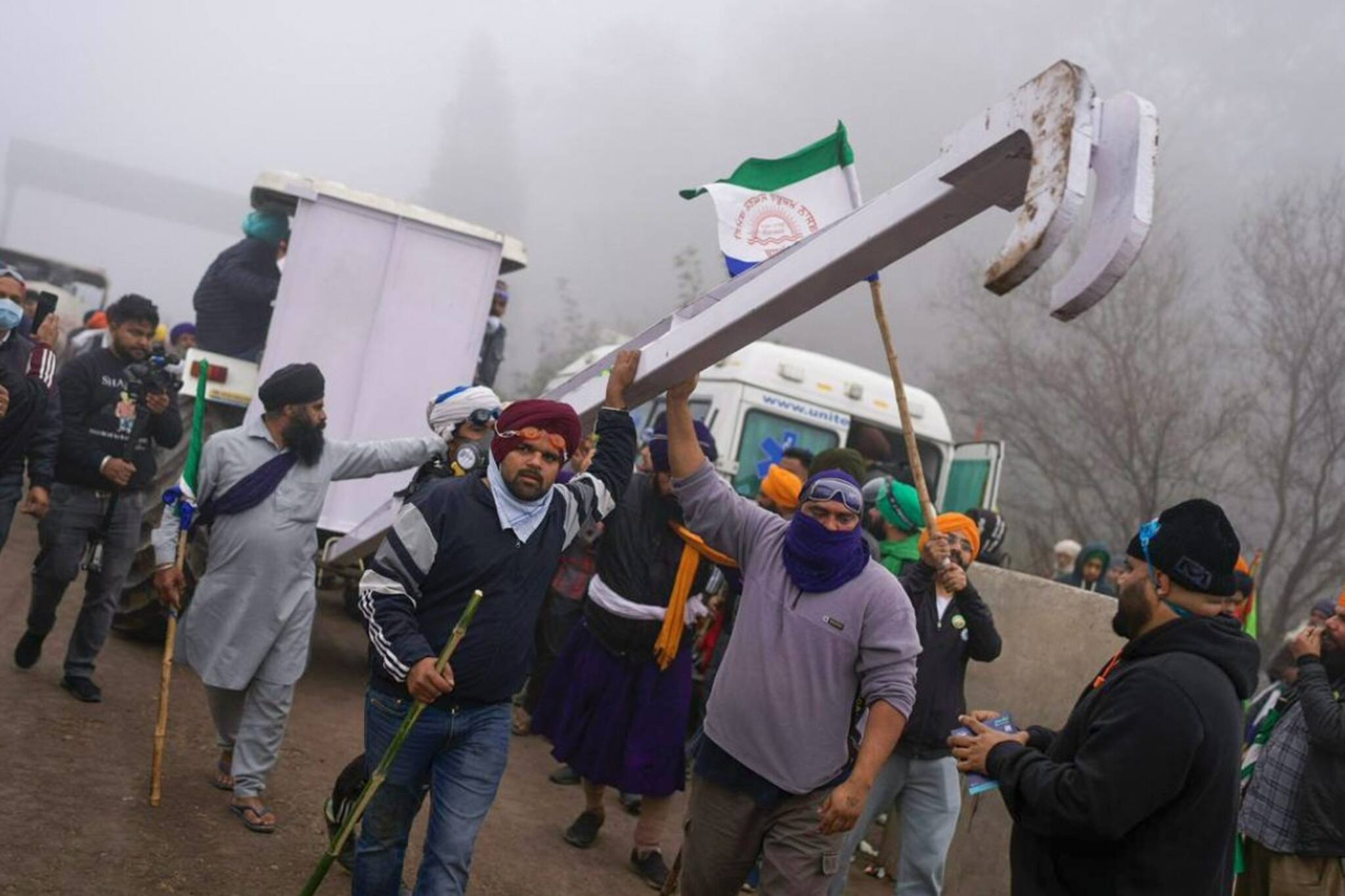 দিল্লিতে কৃষক আন্দোলনে ফের অশান্তি, সীমানায় পুলিশ-প্রতিবাদী খণ্ডযুদ্ধ, তোলপাড়