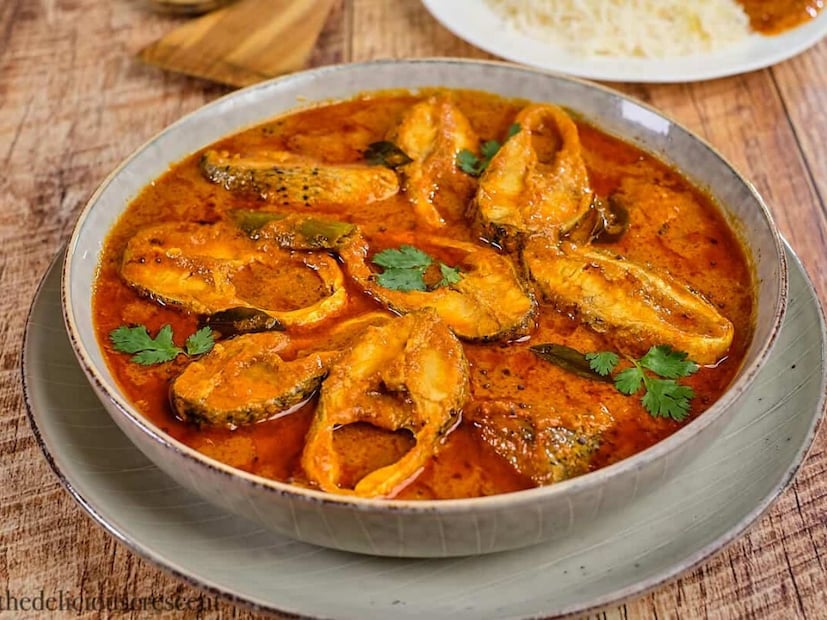 নাইলোটিকা হল বেশির ভাগ ক্ষেত্রেই জেনেটিক্যালি মডিফায়েড। এরা খুব তাড়াতাডি় বাড়ে। এরা যখন ছোট থাকে, তখন এদের হরমোন দিয়ে সবগুলিকে ছেলে মাছে পরিণত করা হয়। বহু ক্ষেত্রে এদের খুবই নিম্নমানের খাবার দেওয়া হয়। এছাড়াও অধিক ঘনত্বে এদের চাষ করা হয়। ফলে এদের মধ্যে বোঁটকা গন্ধ থাকে।