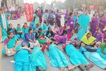 বেতন বৃদ্ধির দাবিতে রাস্তায় শুয়ে বিক্ষোভ, রাজ্য জুড়ে কর্মবিরতি আশা কর্মীদের